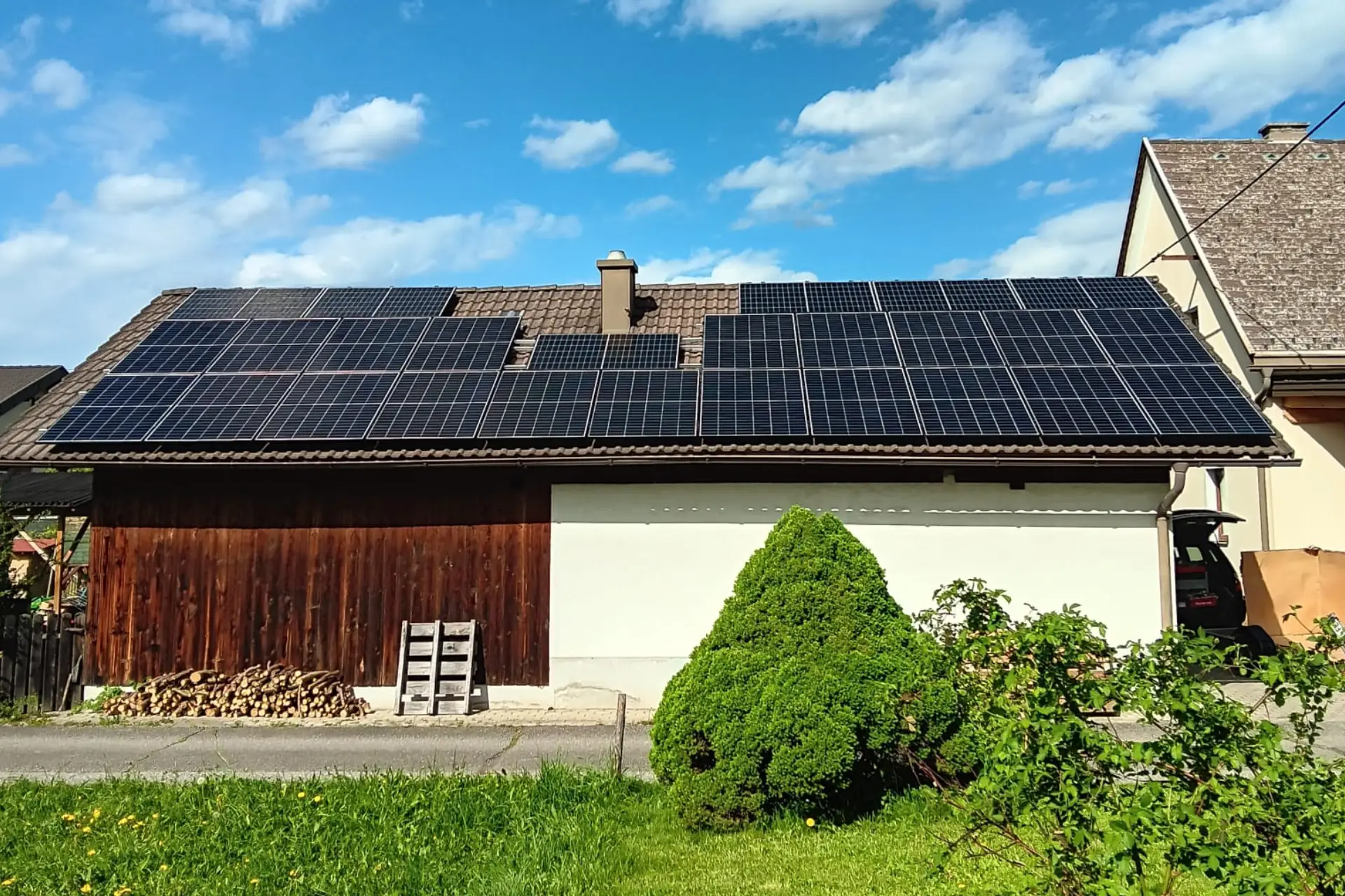 Solarertrag Florian Guetz e.U. - Solarpaneele umgeben das Schrägdach eines Hauses